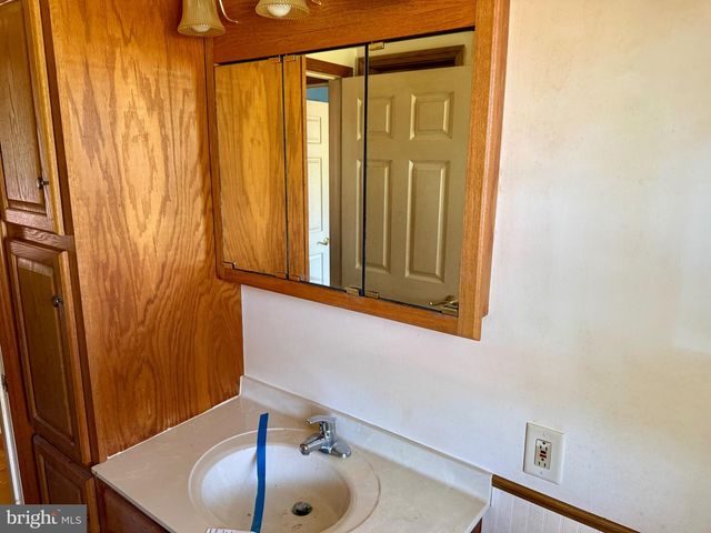 27 CENTER ST, Elmer, NJ 08318