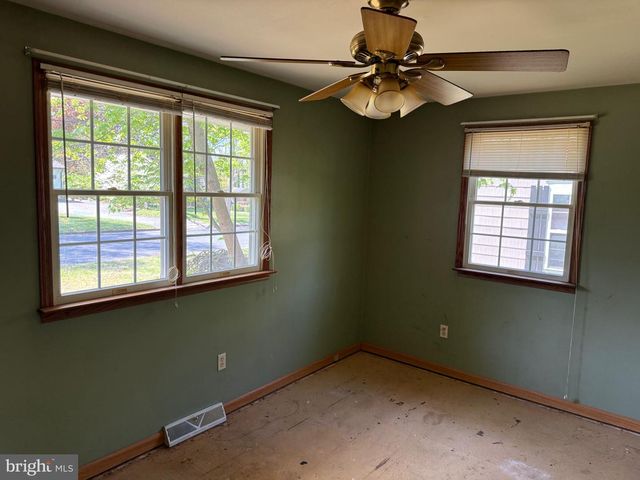 27 CENTER ST, Elmer, NJ 08318