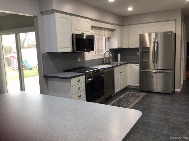 44460 Manitou Drive, Clinton Township, MI 48038