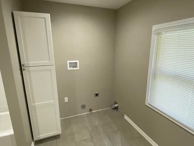 947 W Kern Avenue, Tulare, CA 93274