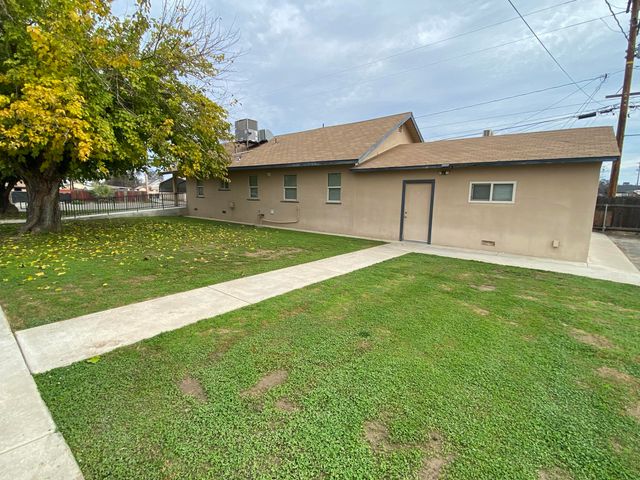 947 W Kern Avenue, Tulare, CA 93274