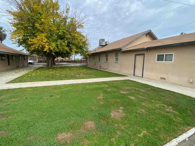 947 W Kern Avenue, Tulare, CA 93274