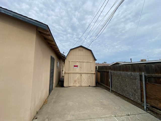 947 W Kern Avenue, Tulare, CA 93274
