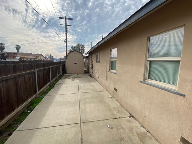 947 W Kern Avenue, Tulare, CA 93274