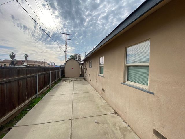 947 W Kern Avenue, Tulare, CA 93274