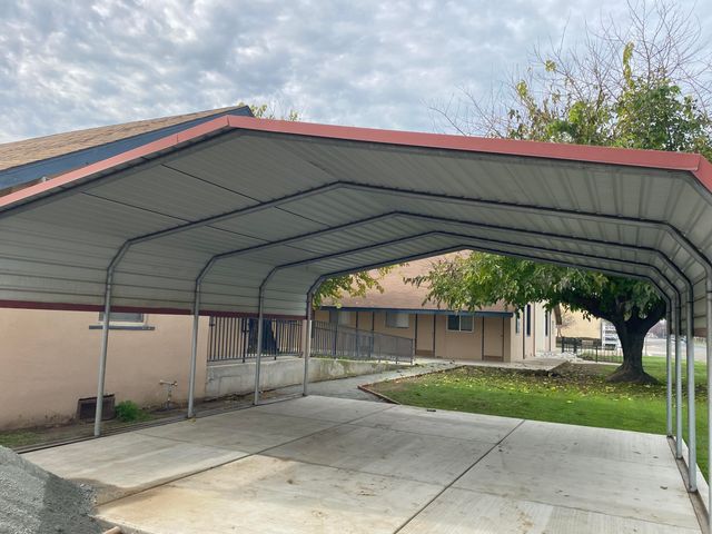 947 W Kern Avenue, Tulare, CA 93274