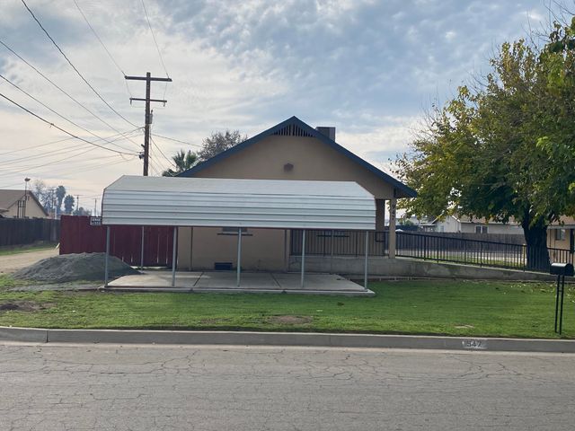947 W Kern Avenue, Tulare, CA 93274
