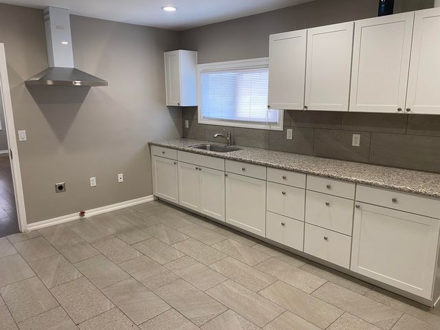 947 W Kern Avenue, Tulare, CA 93274