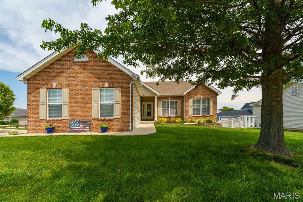 808 Blazing Star Drive, Waterloo, IL 62298