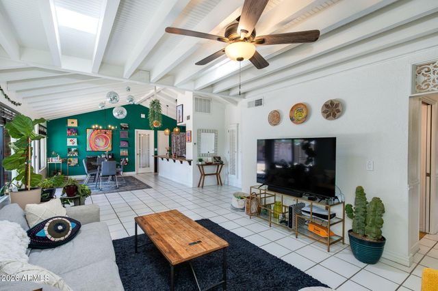 825 E PIUTE Avenue, Phoenix, AZ 85024