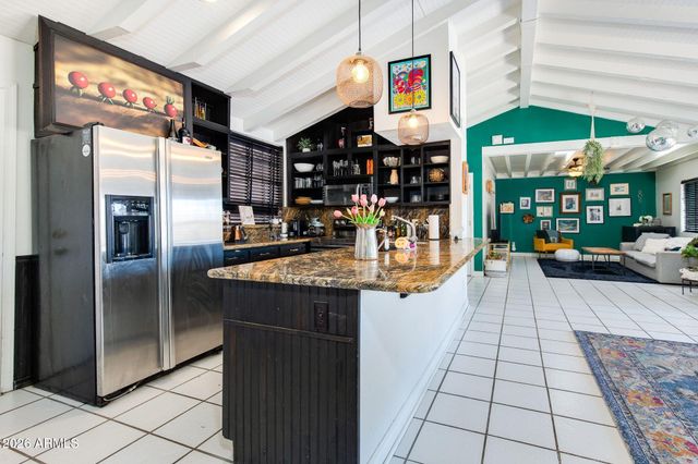 825 E PIUTE Avenue, Phoenix, AZ 85024