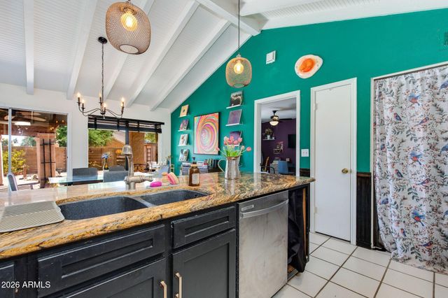 825 E PIUTE Avenue, Phoenix, AZ 85024