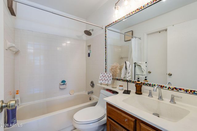 825 E PIUTE Avenue, Phoenix, AZ 85024