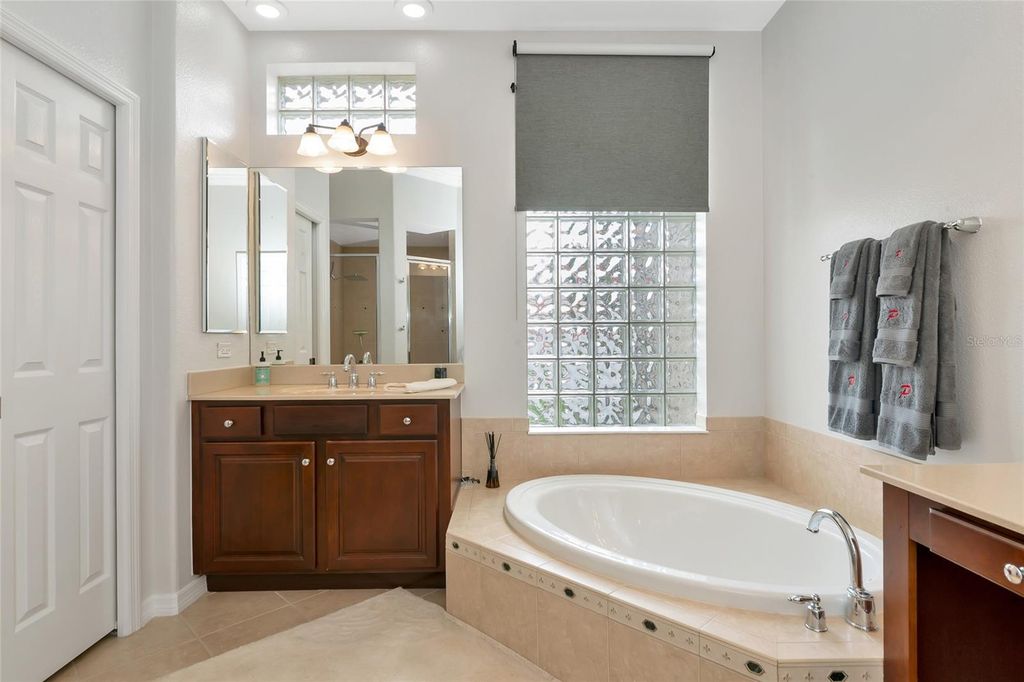 Image 15 of property listing at 405 PETREL TRAIL, Bradenton, FL 34212
