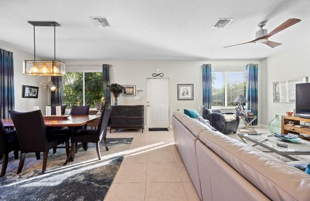 325 NE 34th St, Oakland Park, FL 33334