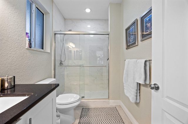 325 NE 34th St, Oakland Park, FL 33334