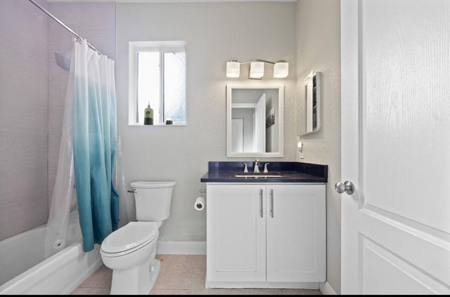 325 NE 34th St, Oakland Park, FL 33334