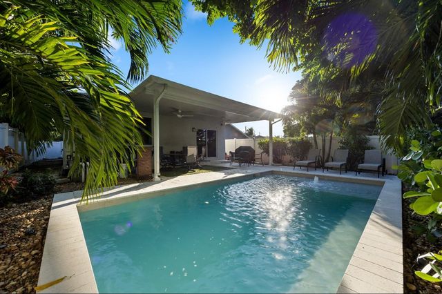 325 NE 34th St, Oakland Park, FL 33334