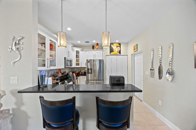 325 NE 34th St, Oakland Park, FL 33334