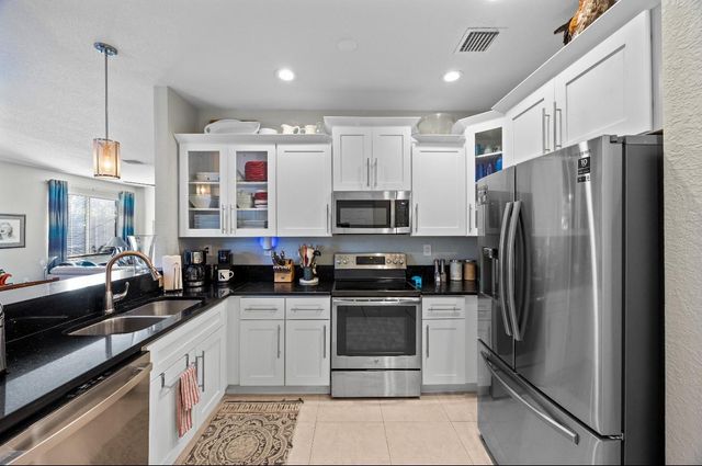 325 NE 34th St, Oakland Park, FL 33334