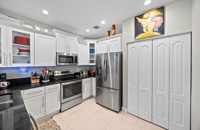 325 NE 34th St, Oakland Park, FL 33334