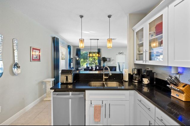 325 NE 34th St, Oakland Park, FL 33334