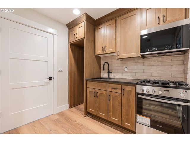 456 Se Haddock Ln, Hillsboro, OR 97123