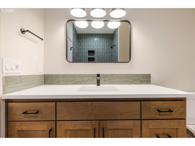 456 Se Haddock Ln, Hillsboro, OR 97123