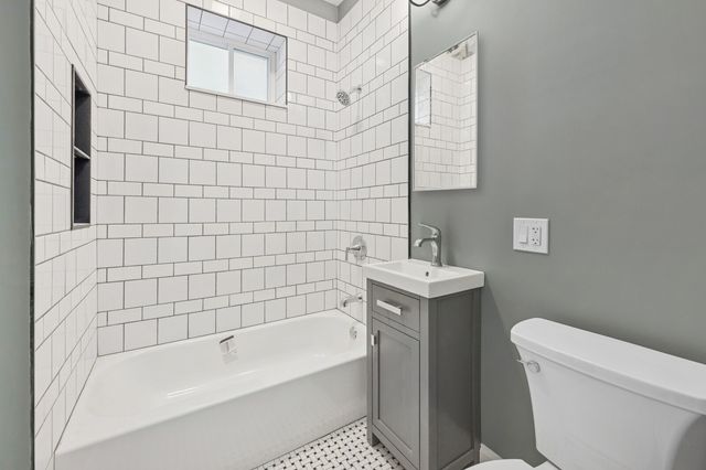 1446 W Catalpa Avenue, Chicago, IL 60640