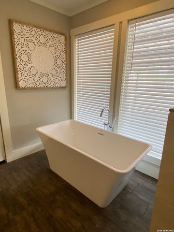 316 County Road 775, Devine, TX 78016