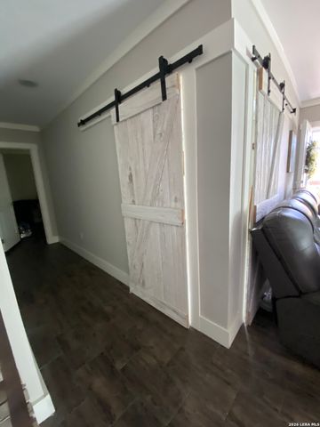 316 County Road 775, Devine, TX 78016