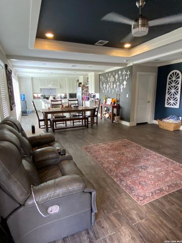 316 County Road 775, Devine, TX 78016