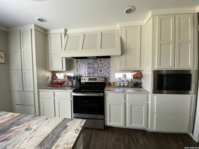 316 County Road 775, Devine, TX 78016