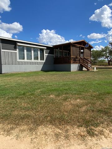 316 County Road 775, Devine, TX 78016