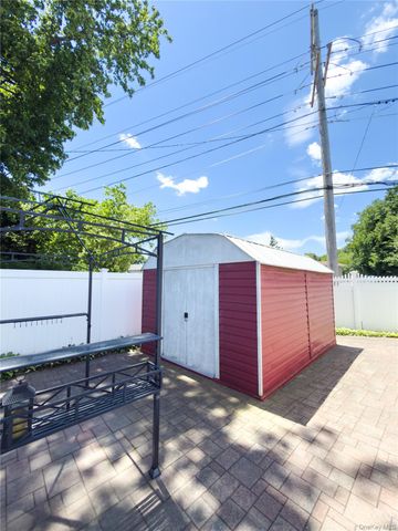 2 Irvington Street, Valley Stream, NY 11581