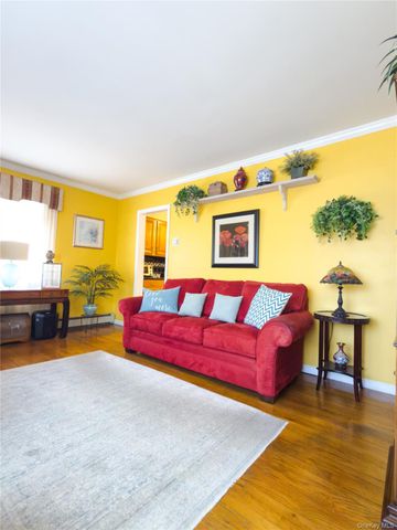 2 Irvington Street, Valley Stream, NY 11581