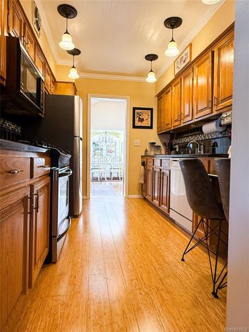 2 Irvington Street, Valley Stream, NY 11581
