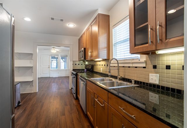 415 N Winnetka Avenue, Dallas, TX 75208