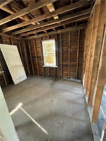 1617 Mcbride St, Lincoln Place, PA 15207