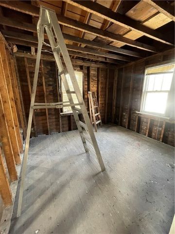 1617 Mcbride St, Lincoln Place, PA 15207