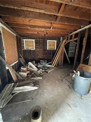 1617 Mcbride St, Lincoln Place, PA 15207