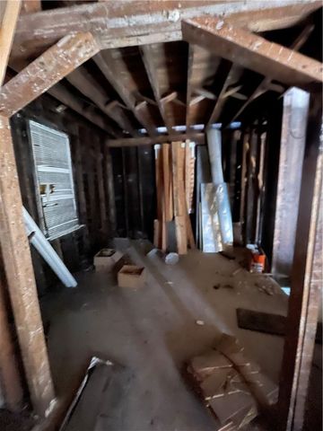 1617 Mcbride St, Lincoln Place, PA 15207