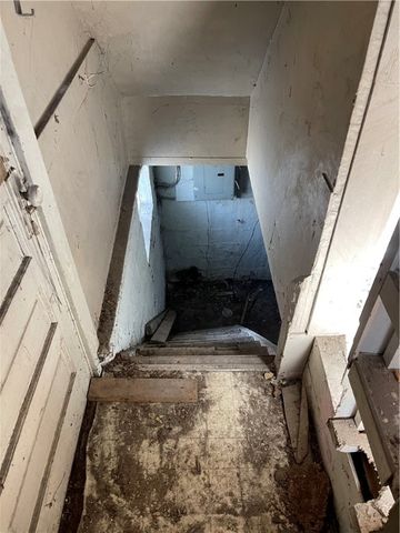 1617 Mcbride St, Lincoln Place, PA 15207