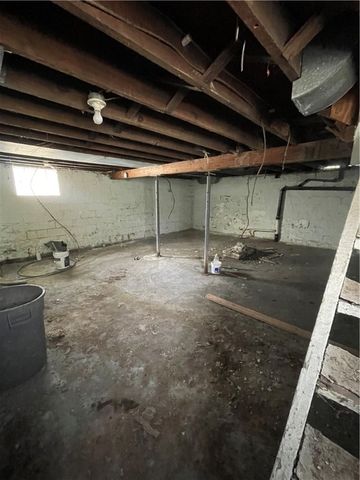 1617 Mcbride St, Lincoln Place, PA 15207