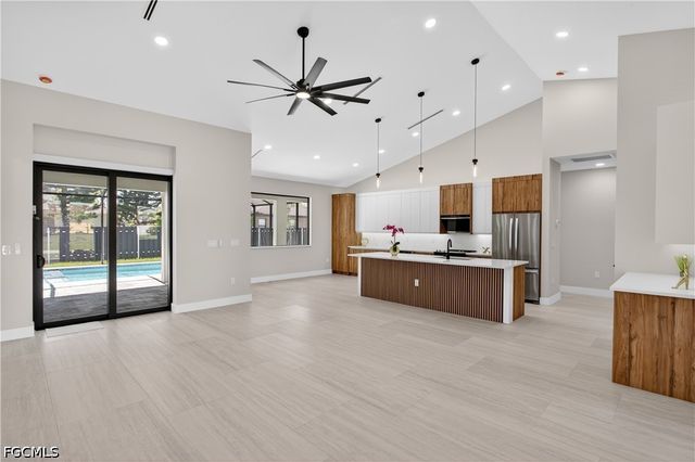 812 SW 14th AVE, Cape Coral, FL 33991