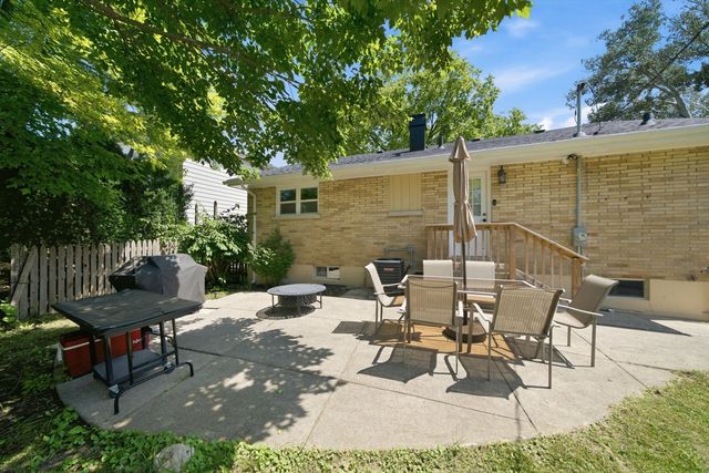 340 Dalton Avenue, Mundelein, IL 60060