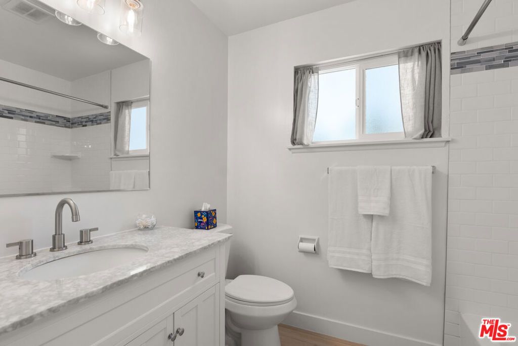 Image 12 of property listing at 10124 Jimenez Street, Lakeview Terrace, CA 91342