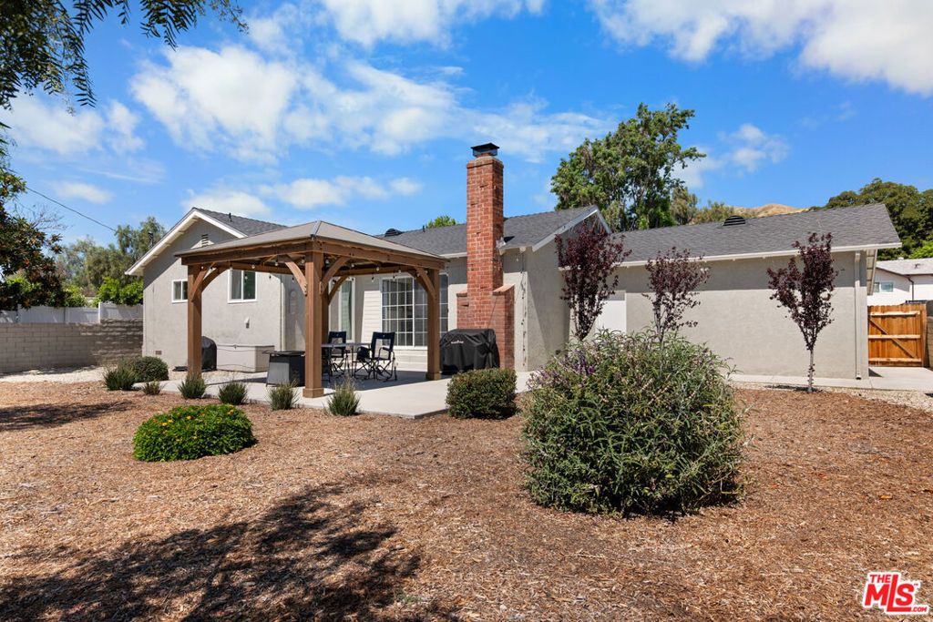 Image 17 of property listing at 10124 Jimenez Street, Lakeview Terrace, CA 91342