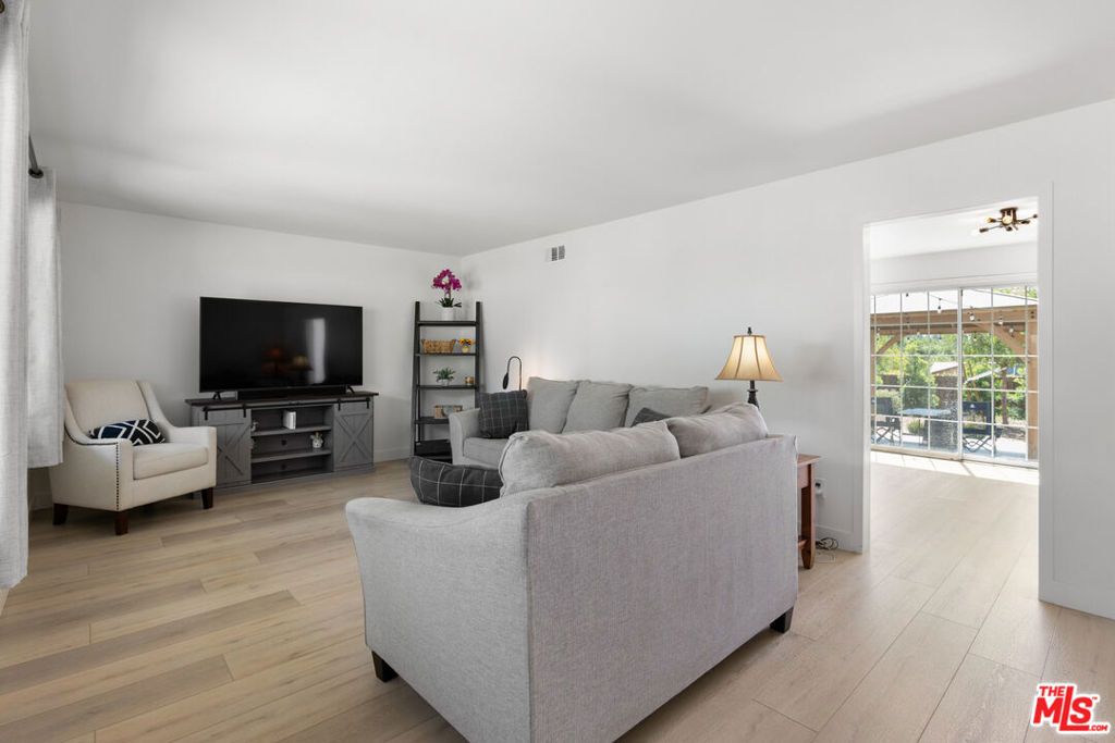 Image 3 of property listing at 10124 Jimenez Street, Lakeview Terrace, CA 91342