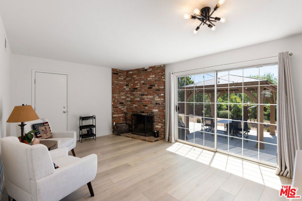 Image 4 of property listing at 10124 Jimenez Street, Lakeview Terrace, CA 91342